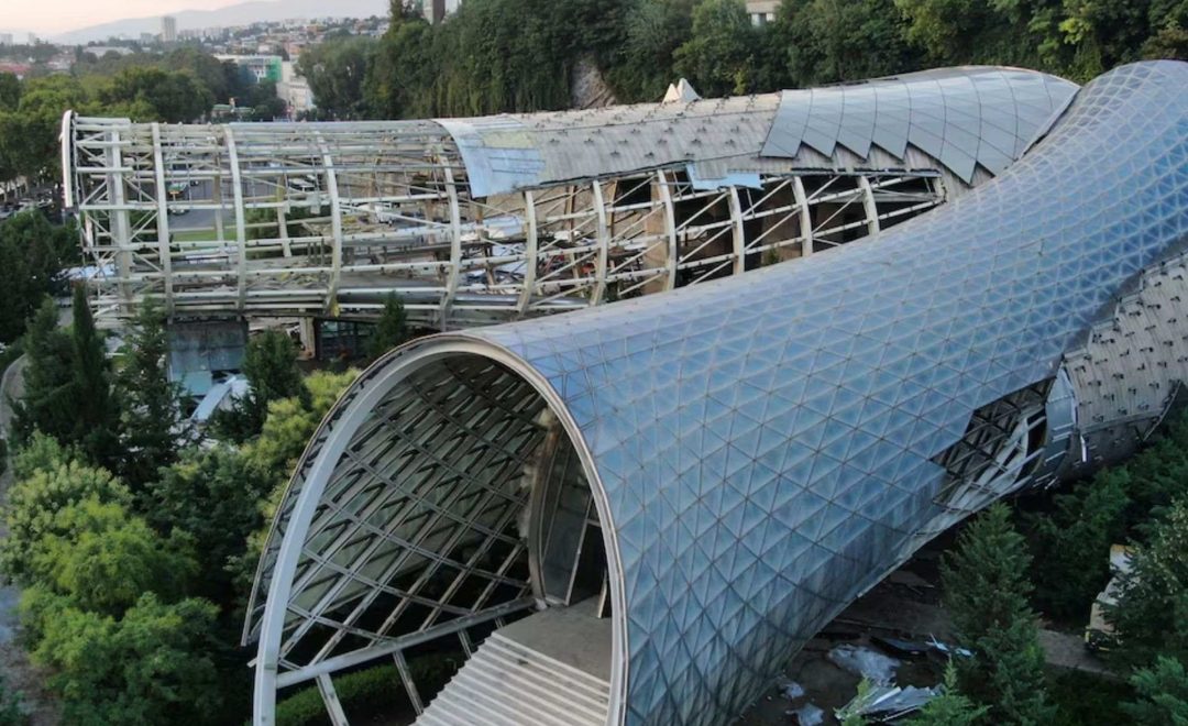 rike-tubes-demolizione-struttura-fuksas